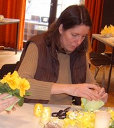 Ingrid Pozimski verschönert die Kerzen