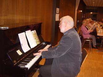 Propst Neumann am Klavier