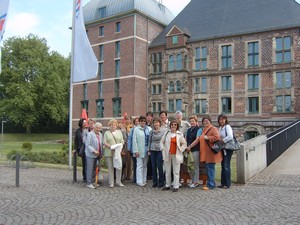 Die Mitarbeiterinnen vor dem Schloss Horst