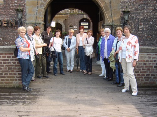 kfd-Mitarbeiterinnen vor Schloss Wittringen